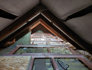 Zateplení stropu rodinného domu pomocí foukané izolace